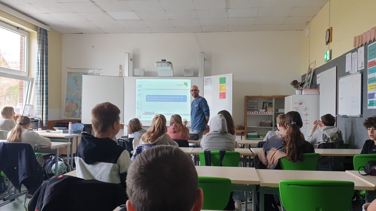 Unterrichtsszene in einem Klassenzimmer mit Lehrkraft und Schülern